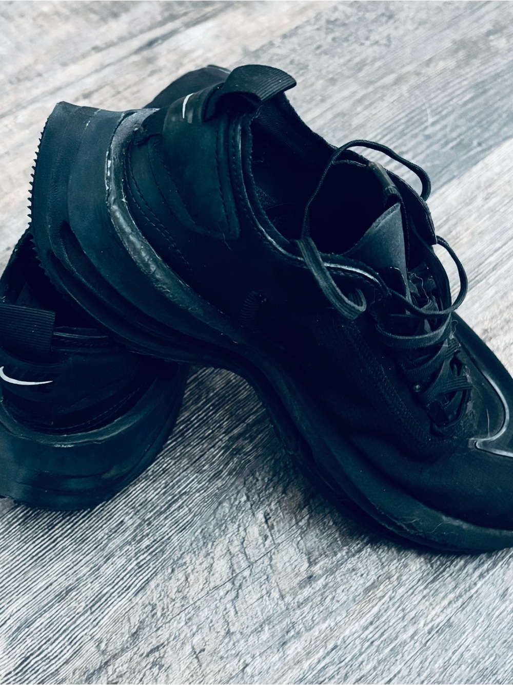 Nike Men's All-Black Low-Profile Athletic Trainers - Picture 7 of 13